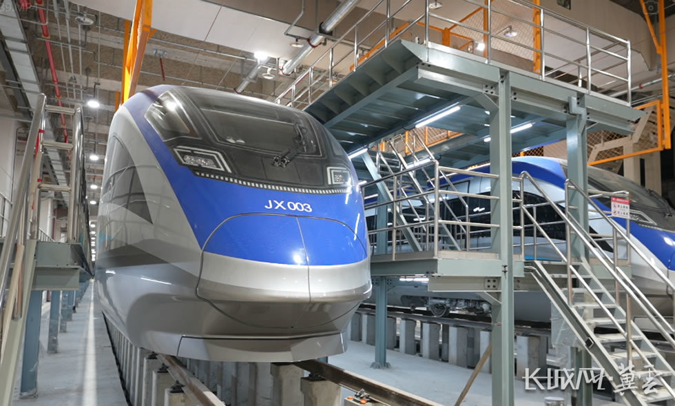 停放在车辆基地联合检修库里的京雄快线列车。杨程 摄