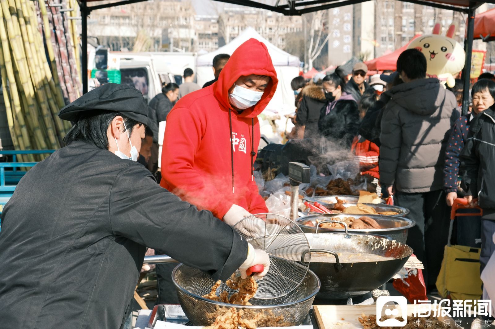 买炸货的小摊前排起了长队。