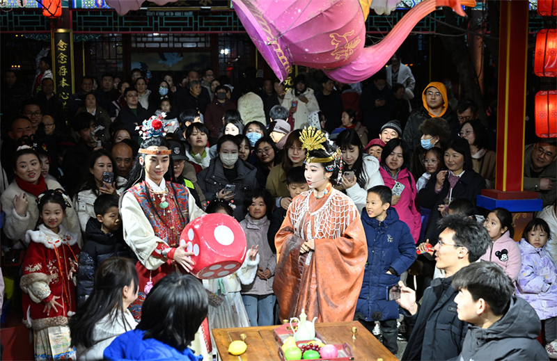 2月17日，游客在正定荣国府景区观看“一梦入红楼”演出。