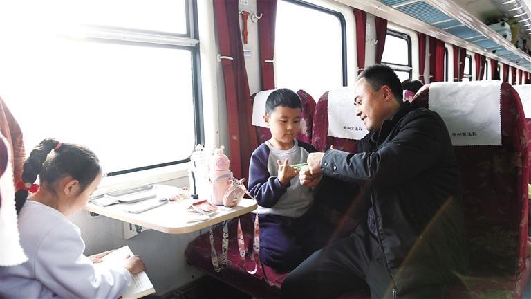 父亲与孩子玩小游戏