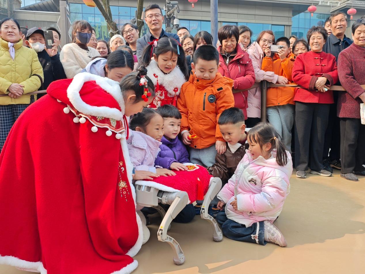 大唐不夜城里“机器人天团”贺岁 科技与盛唐烟火撞出别样年味儿