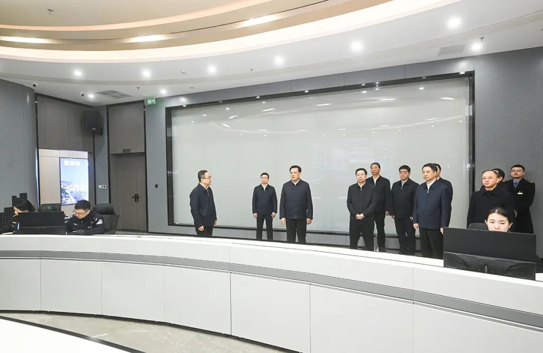 2月15日上午，在重庆北站综合交通枢纽，市委书记袁家军，市委副书记、市长胡衡华听取全市春运保障情况汇报。记者 苏思 摄/视觉重庆