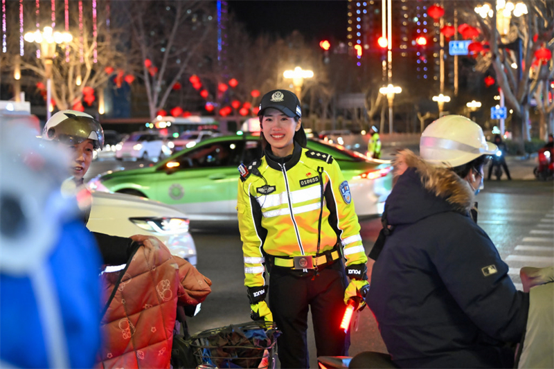 2月16日晚，邯郸市交巡警支队渚河大队女子中队交警在一线值守。