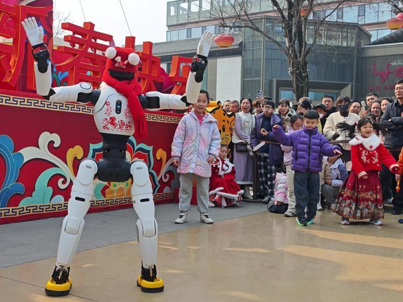 大唐不夜城里“机器人天团”贺岁 科技与盛唐烟火撞出别样年味儿
