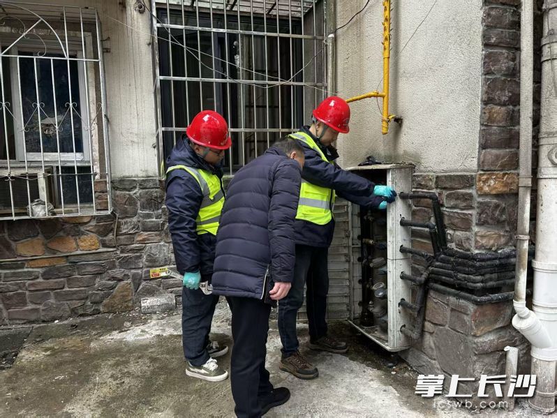 唐地和抢修队员为居民解决水压偏小问题。