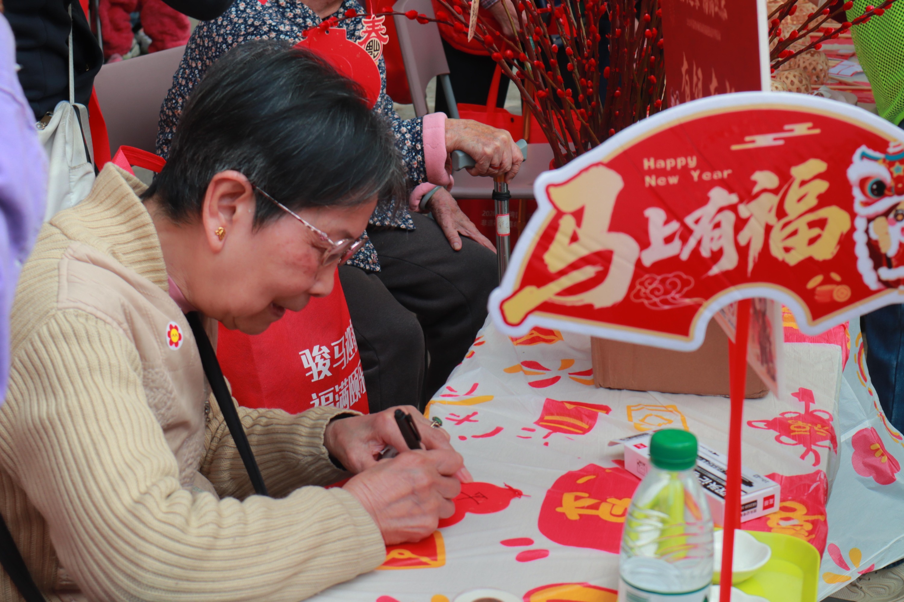 图：长者在祝福卡写上新年祝福