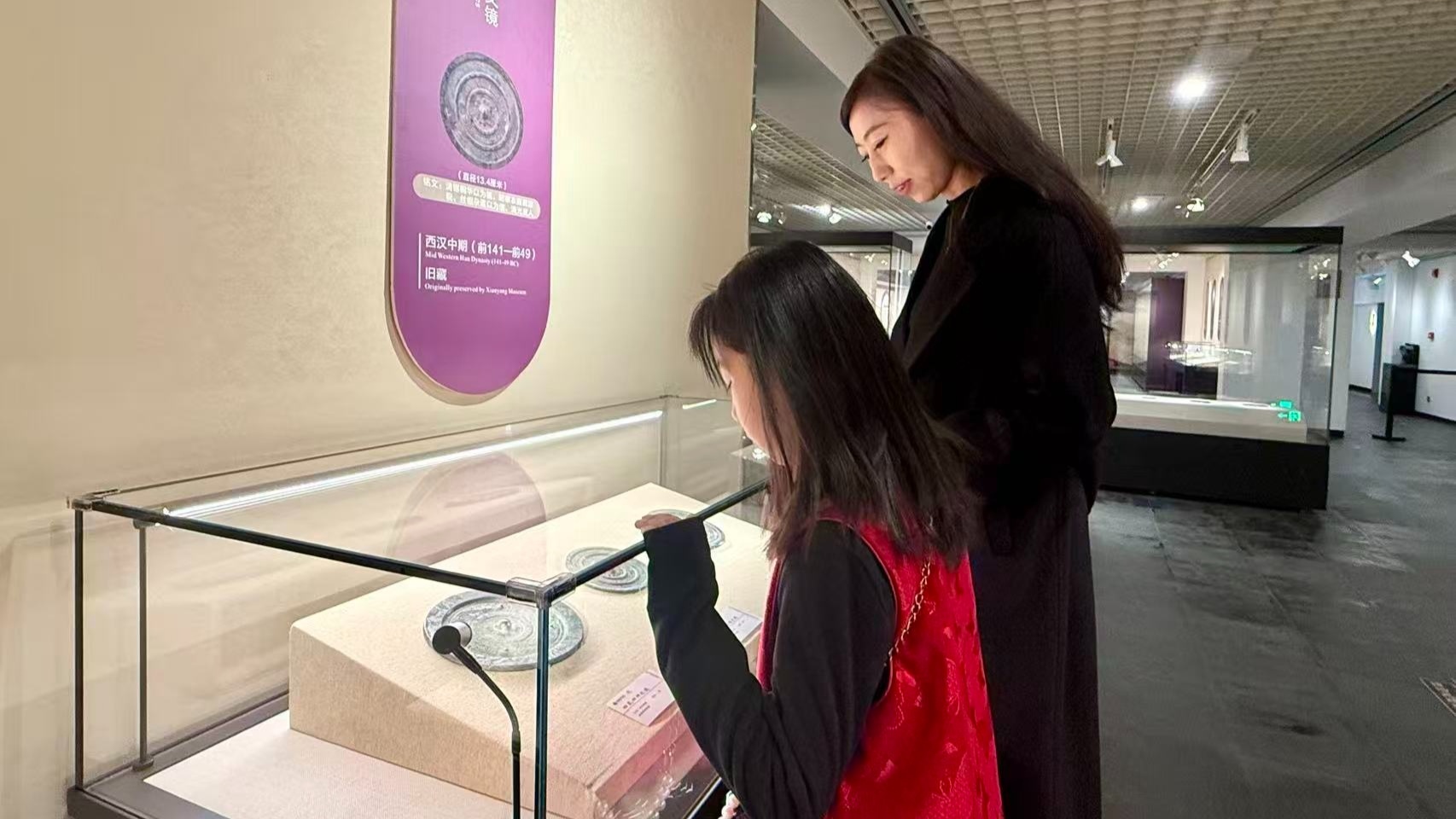 市民游客在博物馆里感受别样年味（武威市融媒体中心供图）