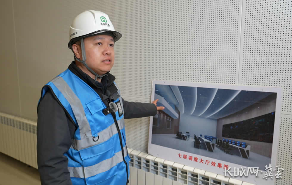 京雄快线车辆基地项目甲方代表李东清介绍轨道交通指挥中心的装修进度。李征 摄