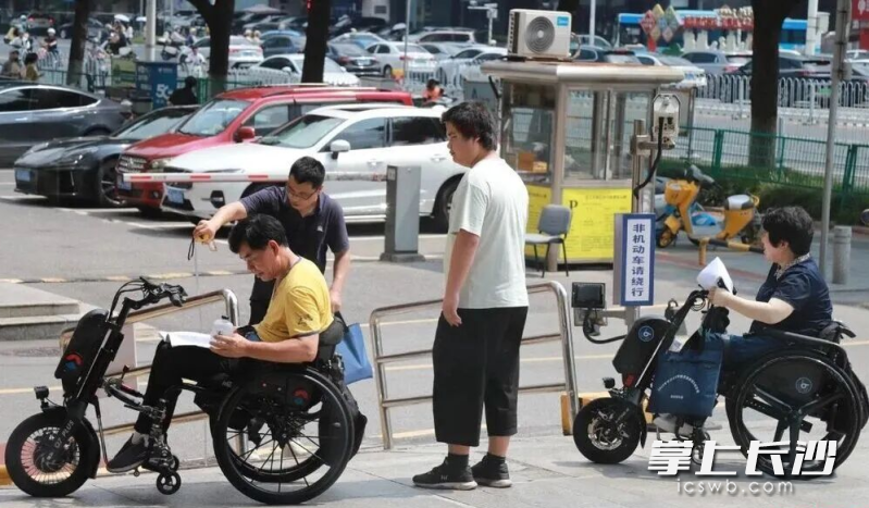 无障碍体验员深入医院、商场、市政道路开展实地体验。