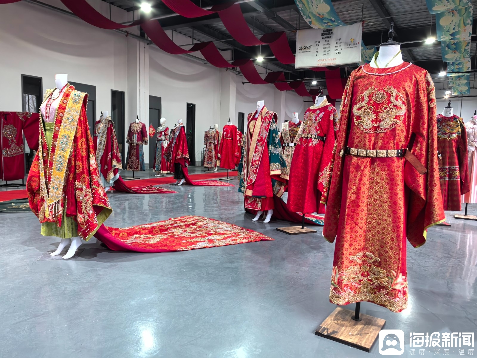 曹县有爱云仓汉服基地里展出的汉服。