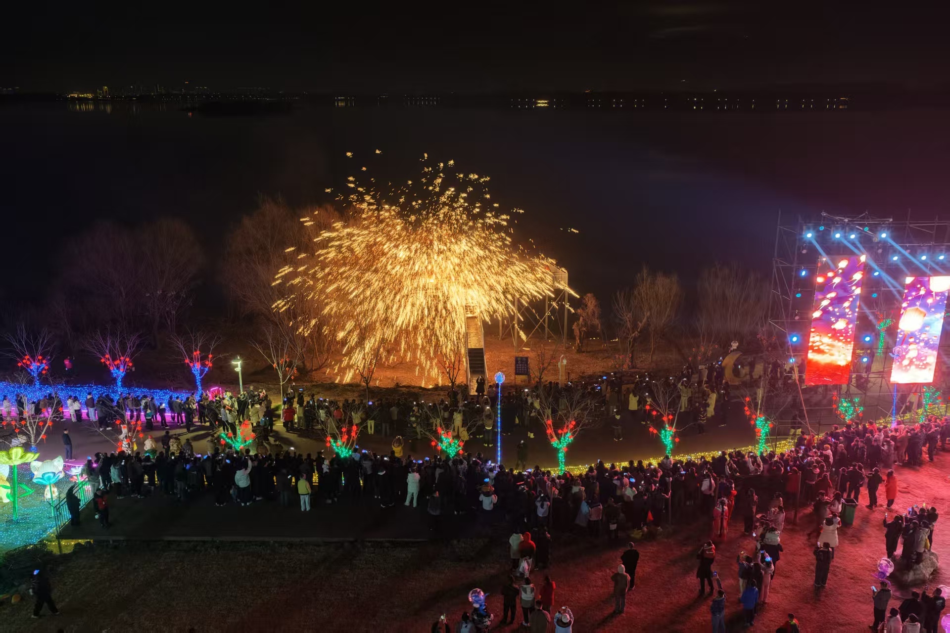 九江八里湖新区：“千灯焰”上演非遗大秀，吸引超3万人沉浸夜游