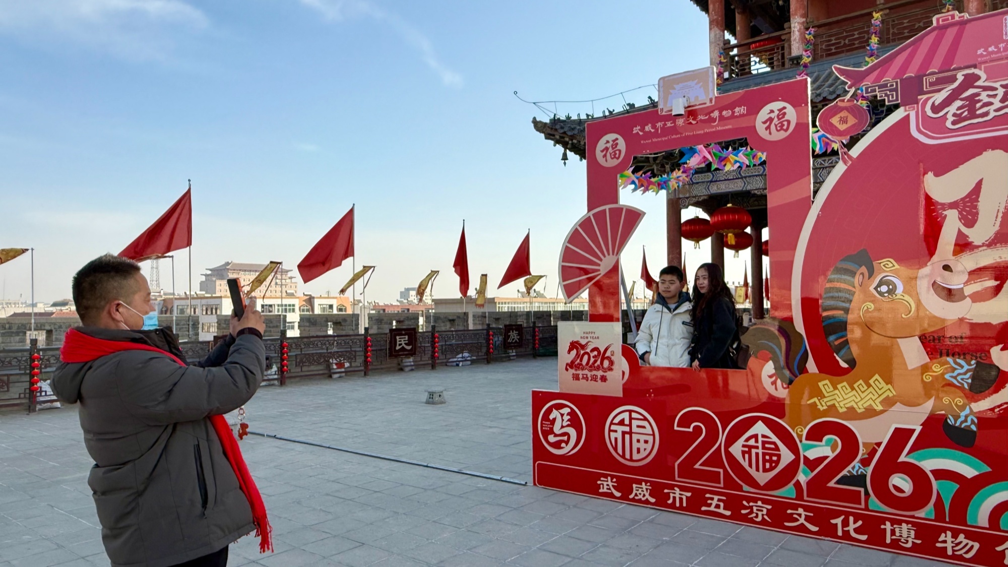市民游客正在武威市五凉文化博物馆门口拍照打卡（武威市融媒体中心供图）