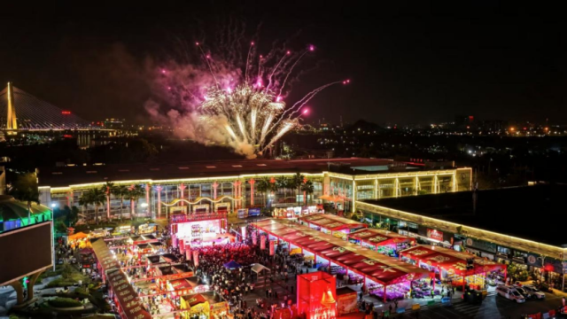 顺德陈村花卉世界，第42届迎春花市热闹进行中。图源：南方农村报