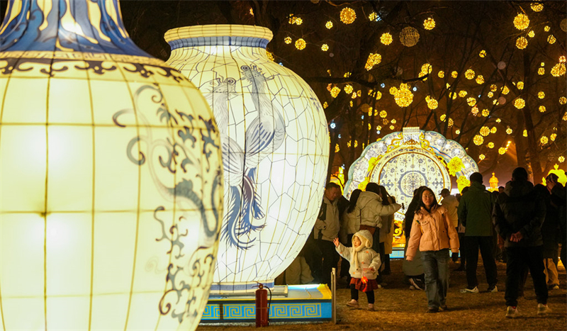 2月18日，游客在河北承德避暑山庄新春灯会游玩。