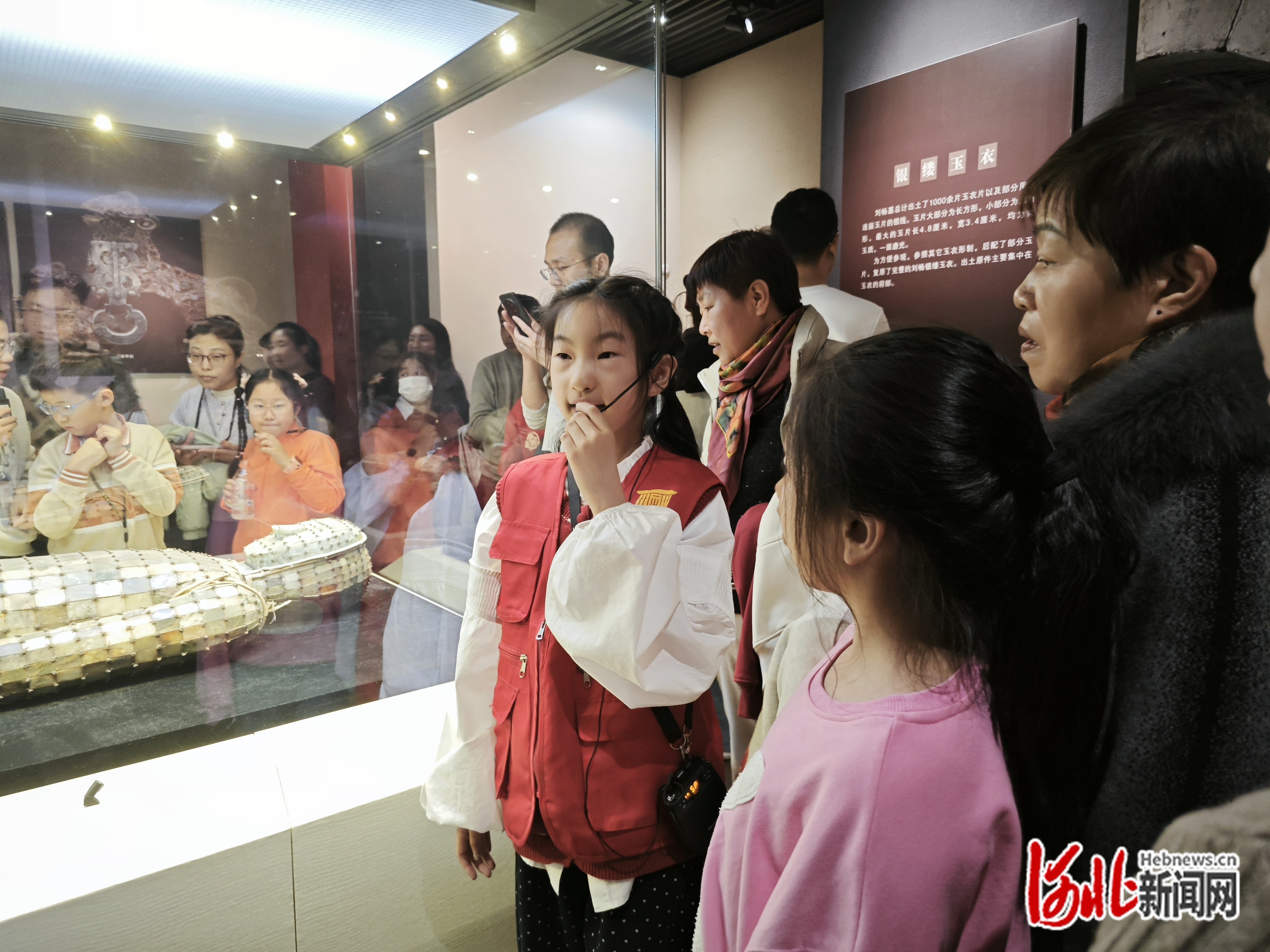 “小小讲解员”在展厅为游客讲解文物历史。边义婷摄