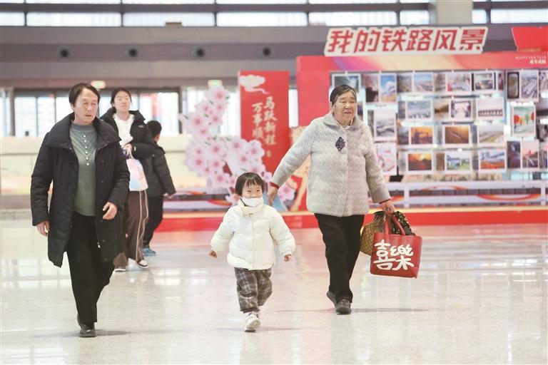 返乡祖孙赶火车