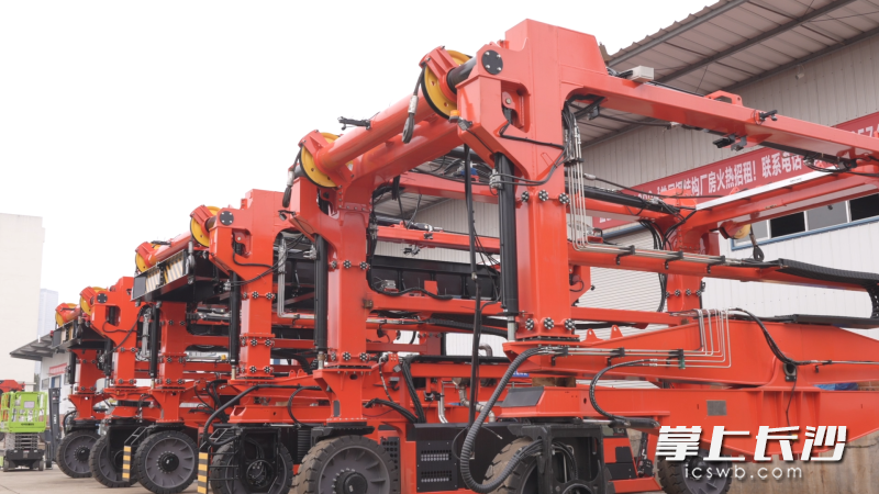 长沙经开区企业蓝色产业园内，盛势通的大型跨运车整齐排列。