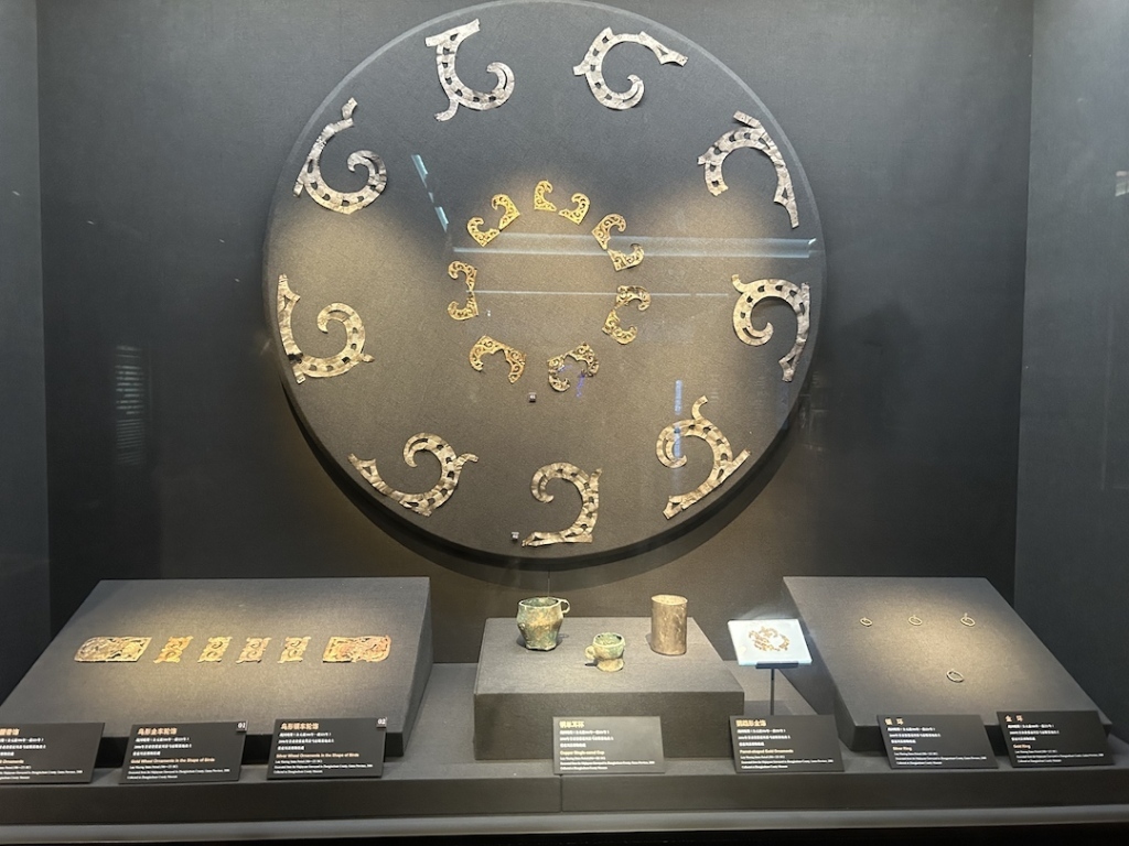 张家川县马家塬车舆博物馆展出的战国晚期金、银材质的车轮饰等　马家塬墓地出土（图/澎湃新闻记者摄）