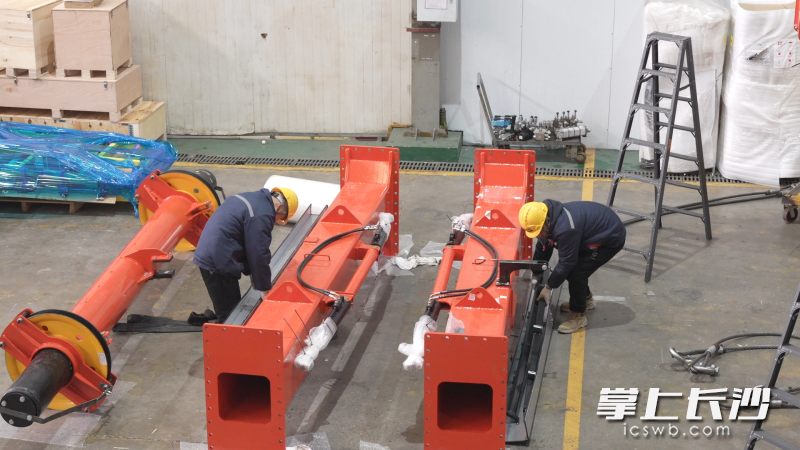 工厂内，工人正在加工零部件。