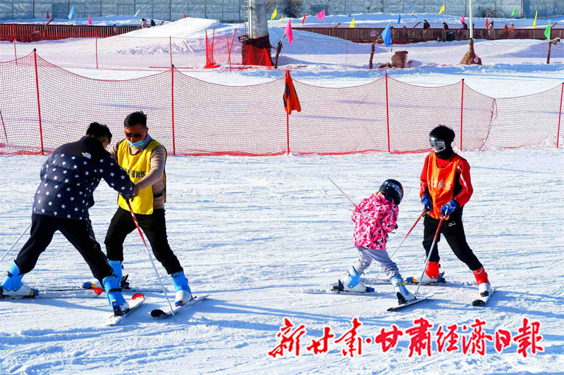 寒假遇上新春，不少孩子学习滑雪，体验冰雪运动乐趣。