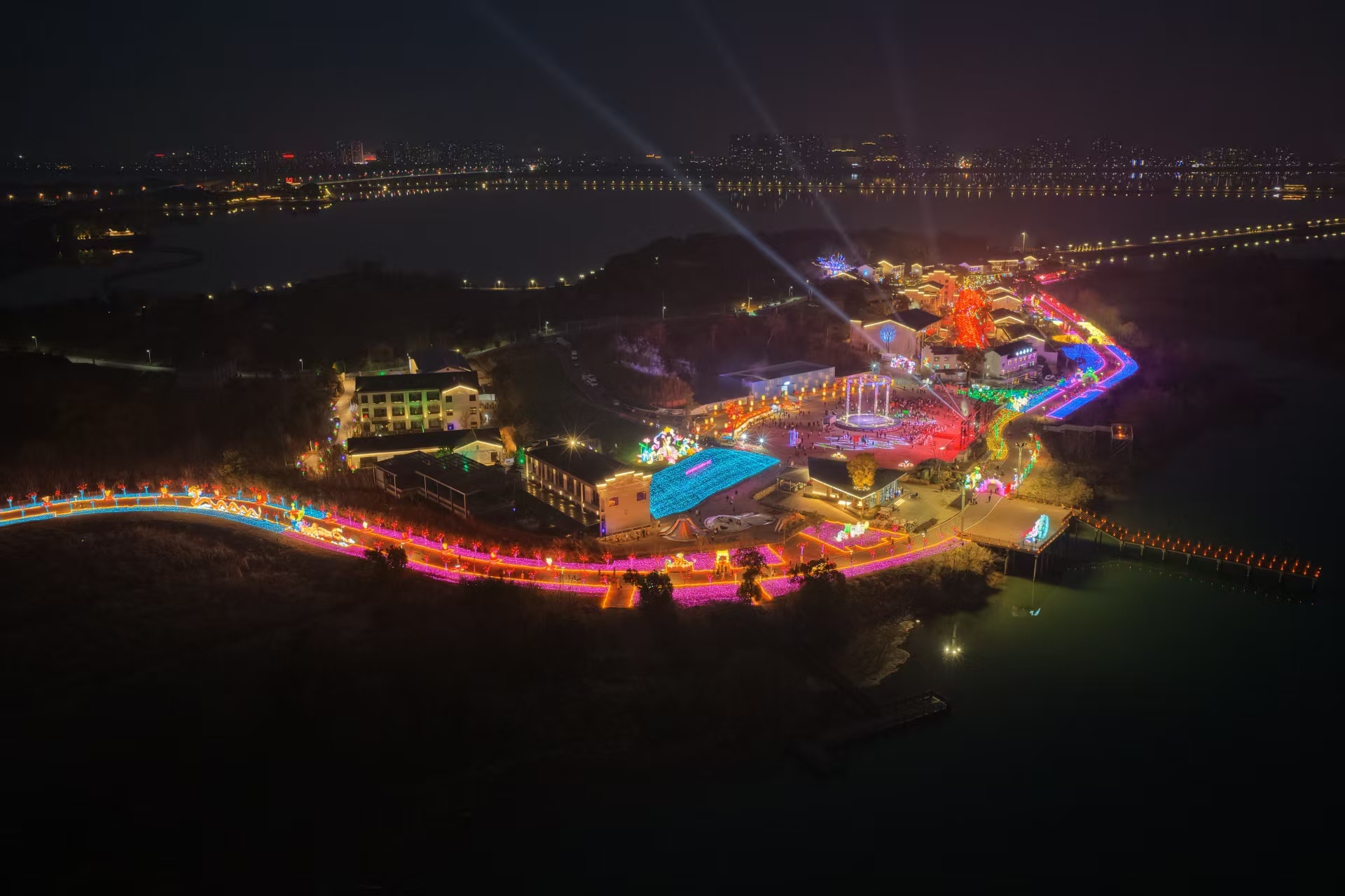 九江八里湖新区：“千灯焰”上演非遗大秀，吸引超3万人沉浸夜游