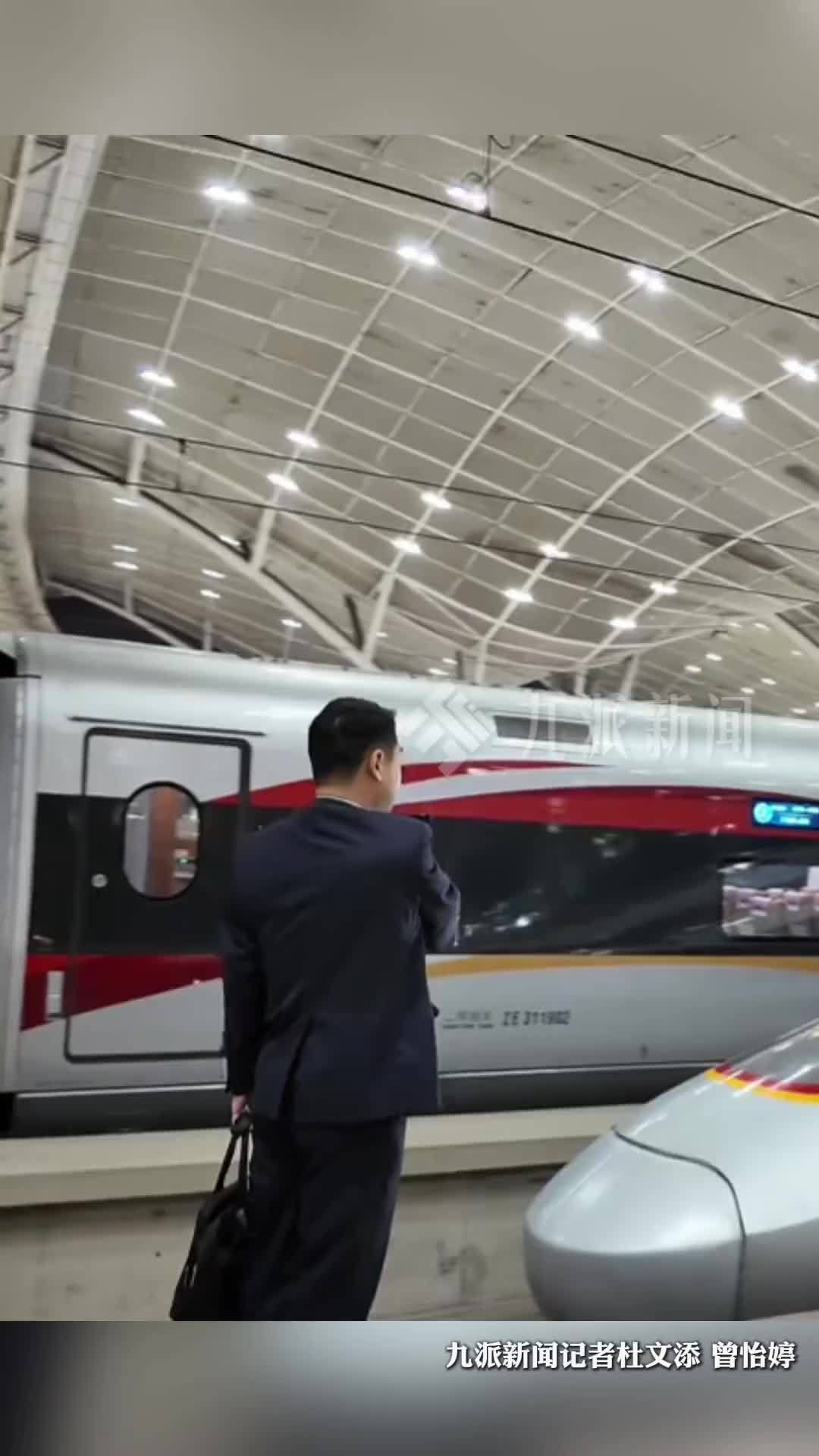 高铁“代驾”司机深夜接动车“下班”：每年春运一直都在