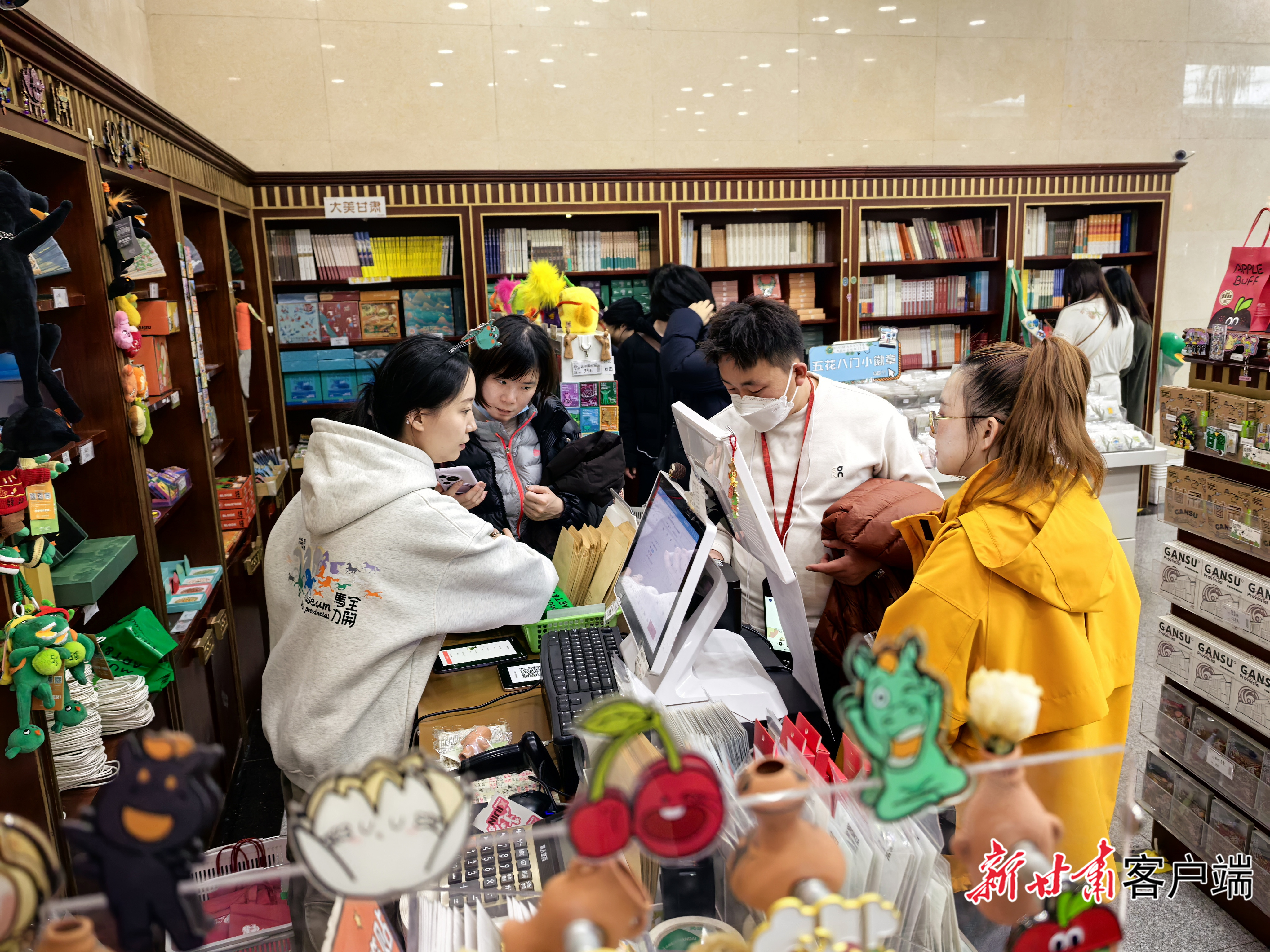 选购完“绿马”文创产品的游客正在付款结算