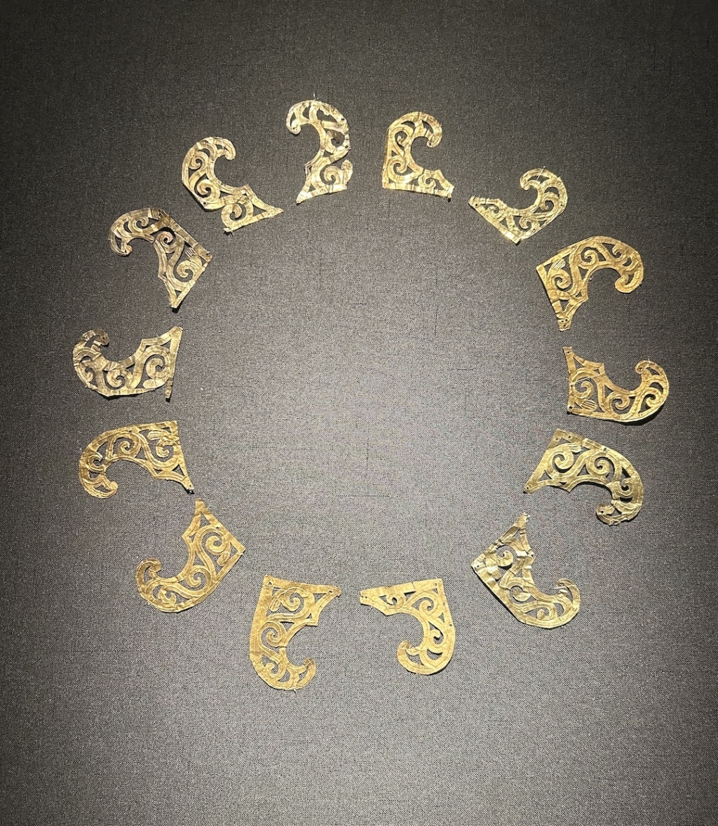 张家川县马家塬车舆博物馆展出的战国晚期金车轮饰　马家塬墓地出土（图/澎湃新闻记者摄）