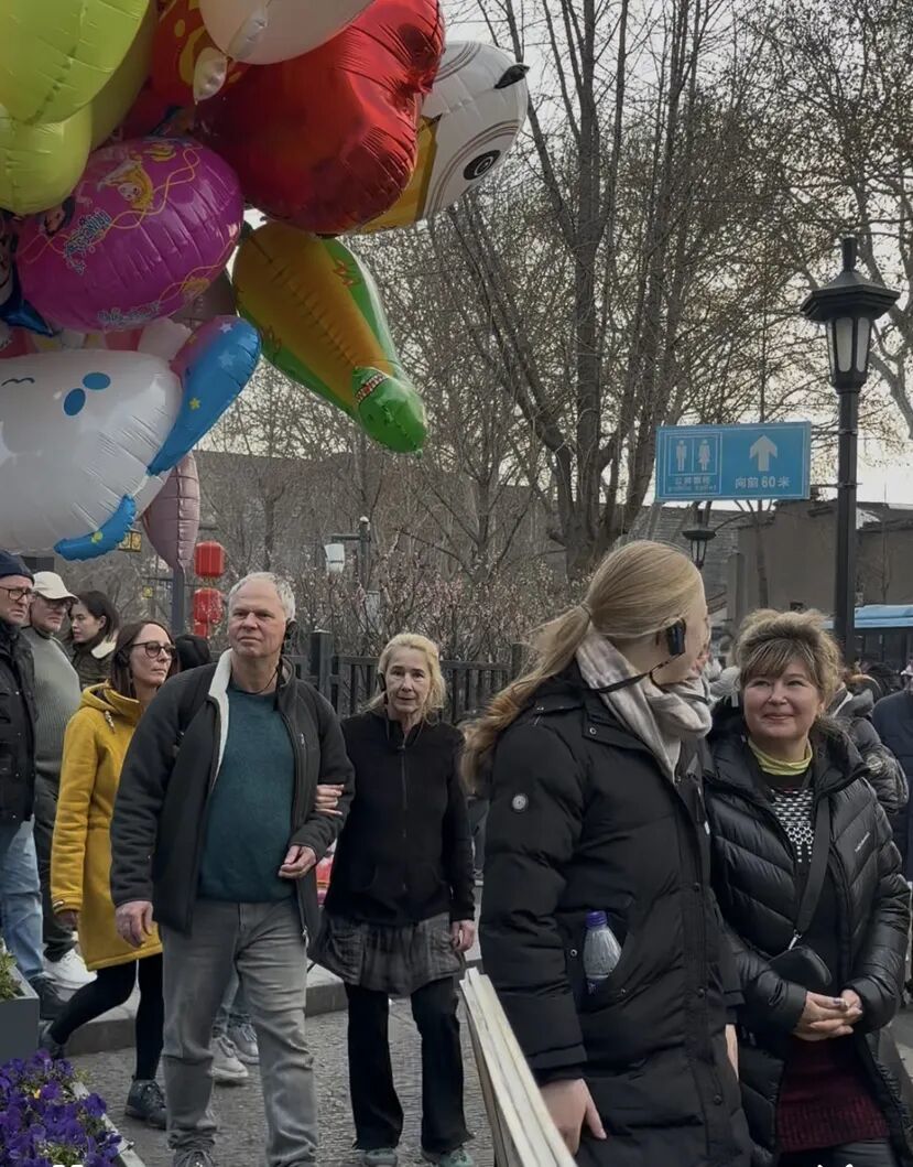 欧洲旅游团走在老城南的街道上。