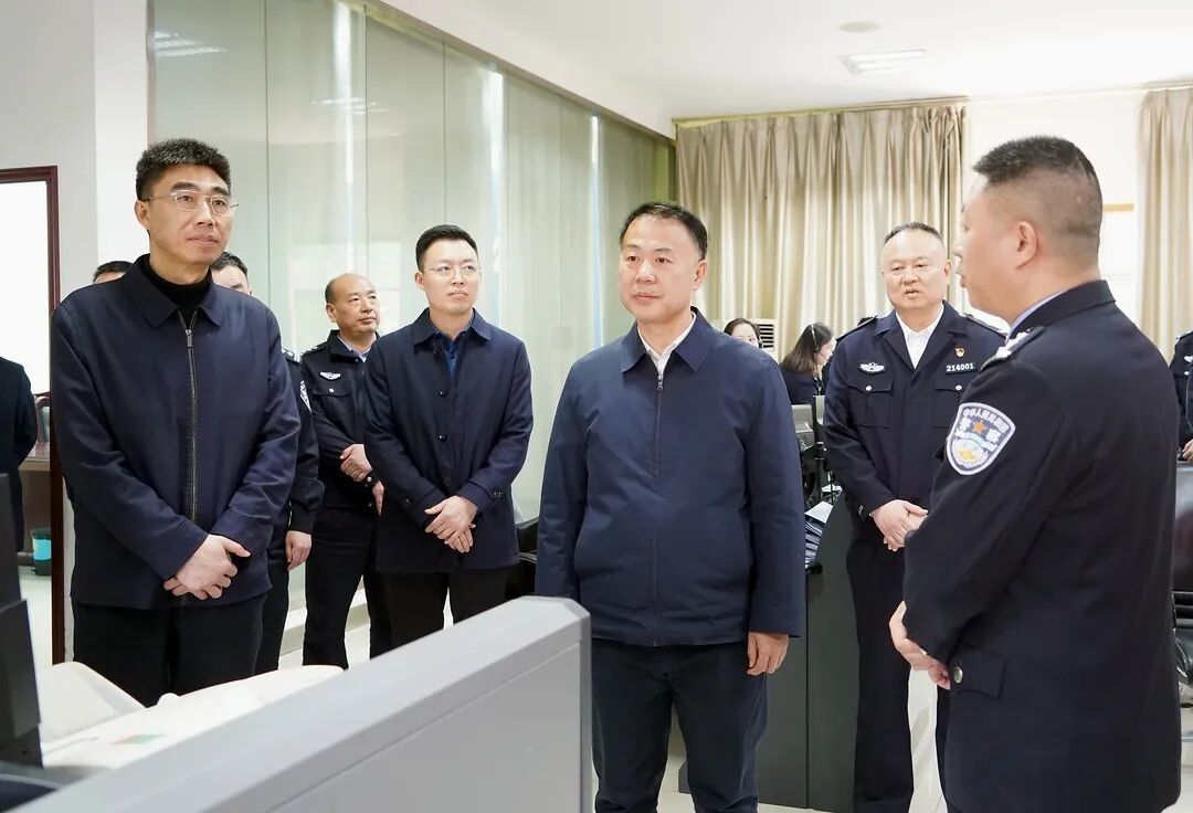 丰都县委书记张继军在县公安局检查安全生产工作。