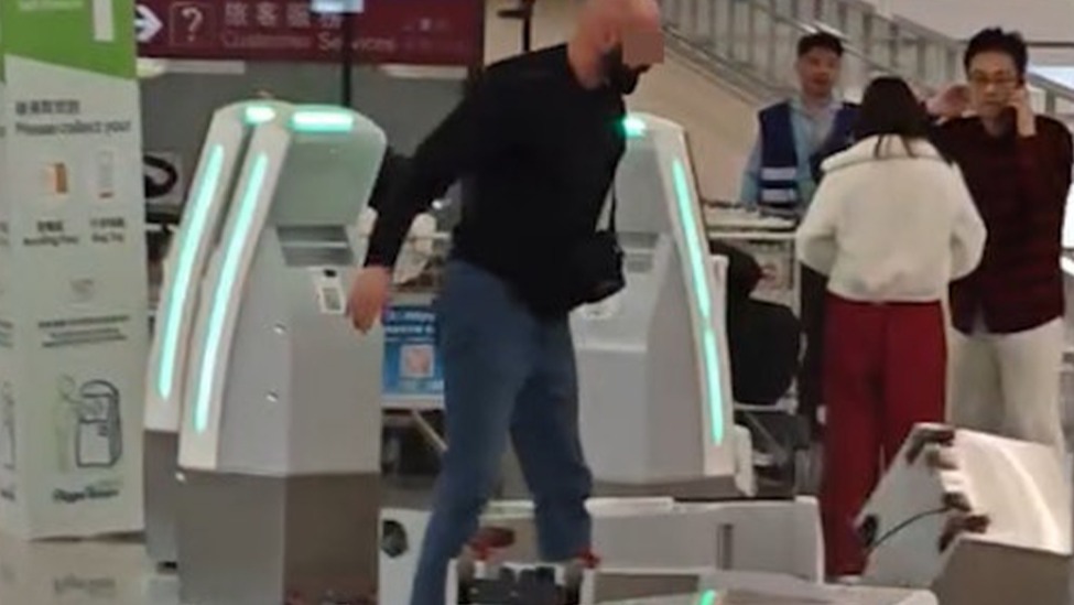 英籍男子大闹香港国际机场，推倒并打砸多台自助值机机器