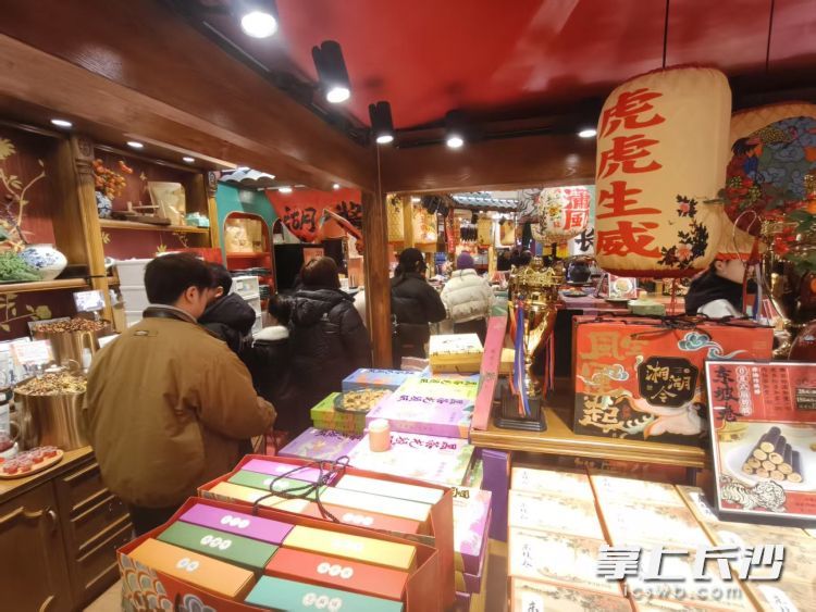 顾客在“酥小小的店”挑选礼盒套装。