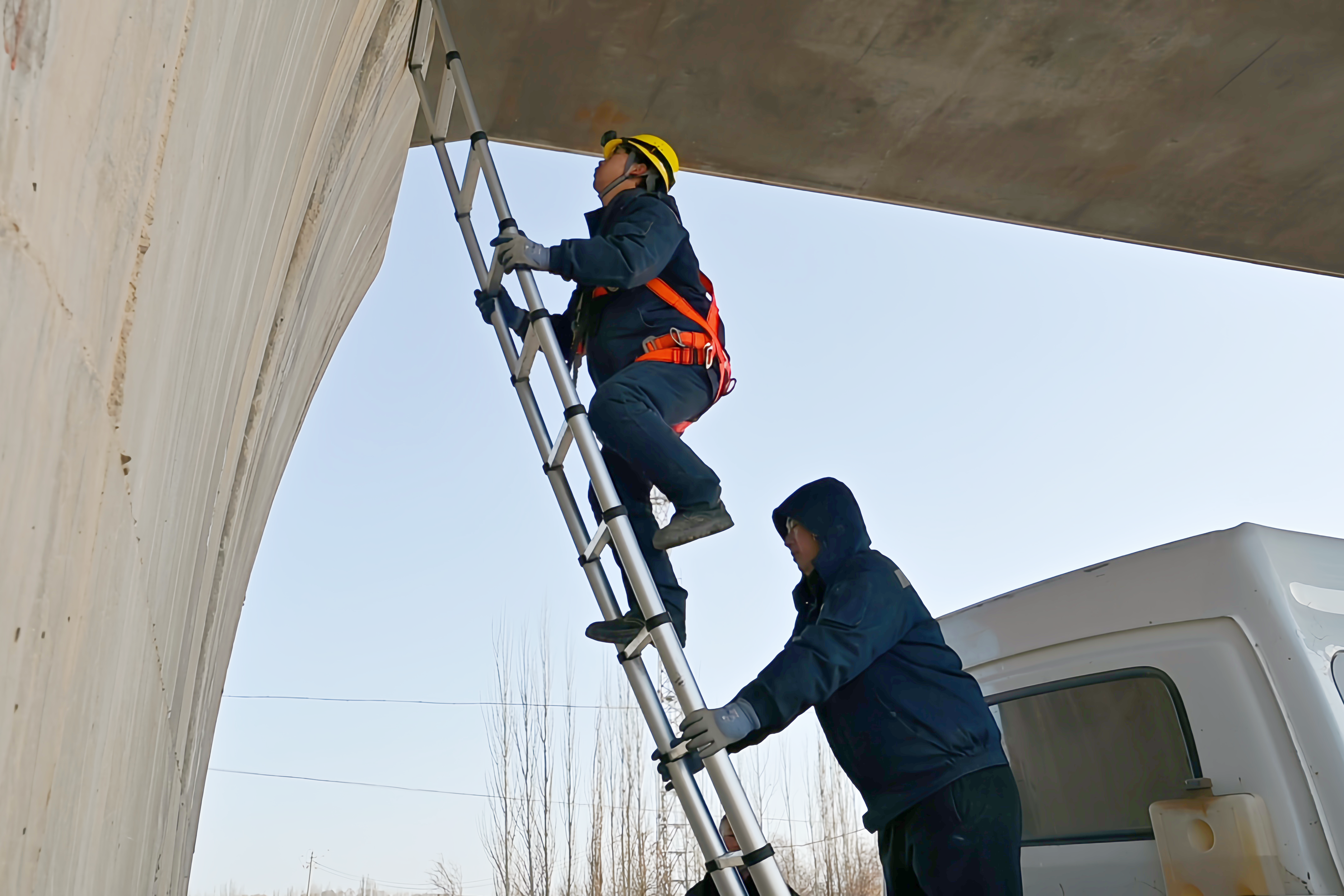 工长姚宜良正带领工友们在疏勒河大桥进行“天窗”作业