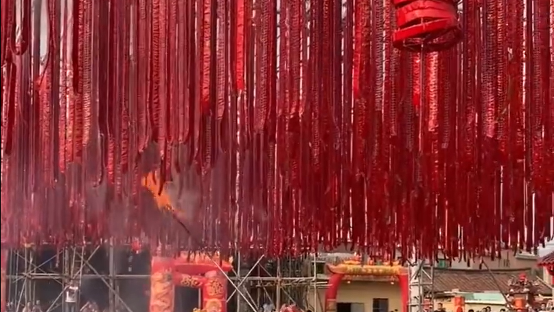 潮汕过年氛围夯爆了，大红鞭炮堆成山，火力太猛