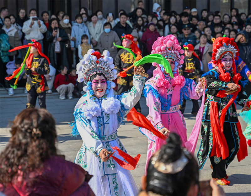 2月17日，民间艺人在沧州“非遗展演过大年”活动中表演。