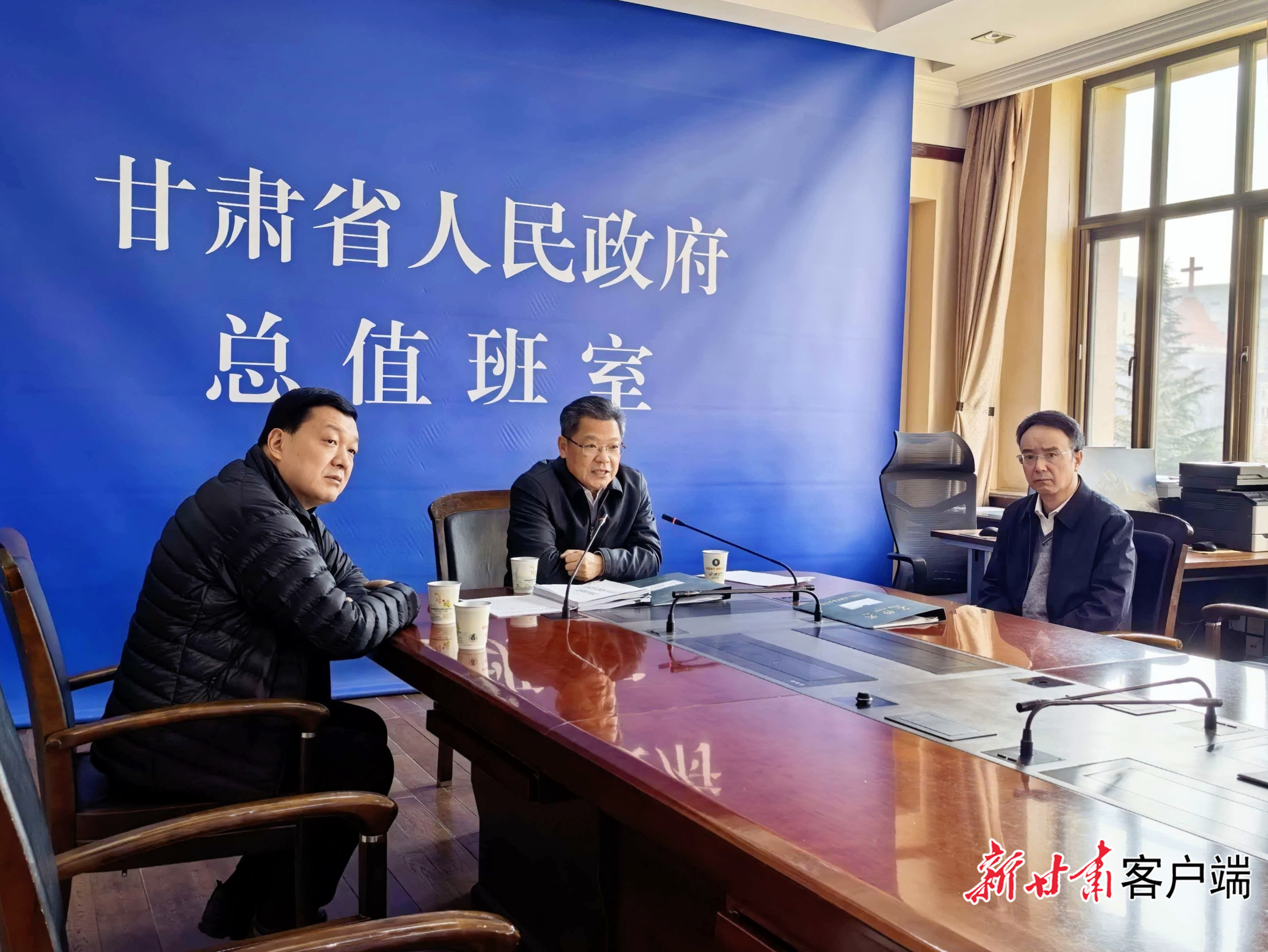 2月18日，大年初二上午，省委副书记、省长任振鹤来到省政府总值班室，检查调度春节假期值班值守工作。新甘肃&middot;甘肃日报记者　盛学卿