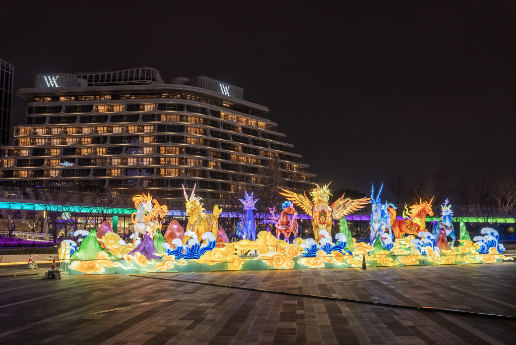 位于前滩友城公园的“八骏图”主题灯饰已布设完成，即日起到3月3日元宵节期间，将在每日18-00-22-00常态化亮灯，其中春节期间延长至23：00亮灯。受访者供图