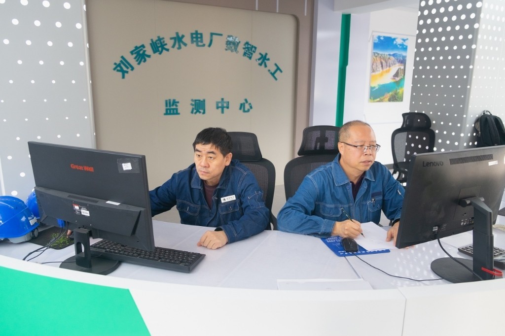 水质监测员李建平和刘栋