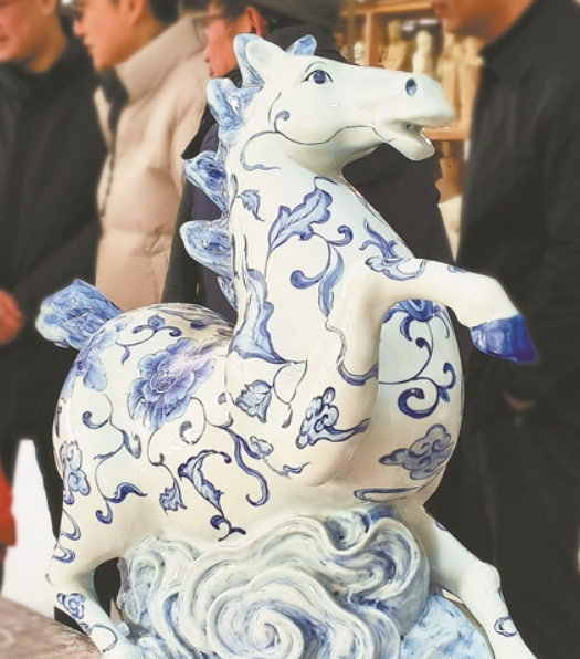刚出窑的“福马迎春”陶瓷雕塑。本报全媒体记者 王景萍摄