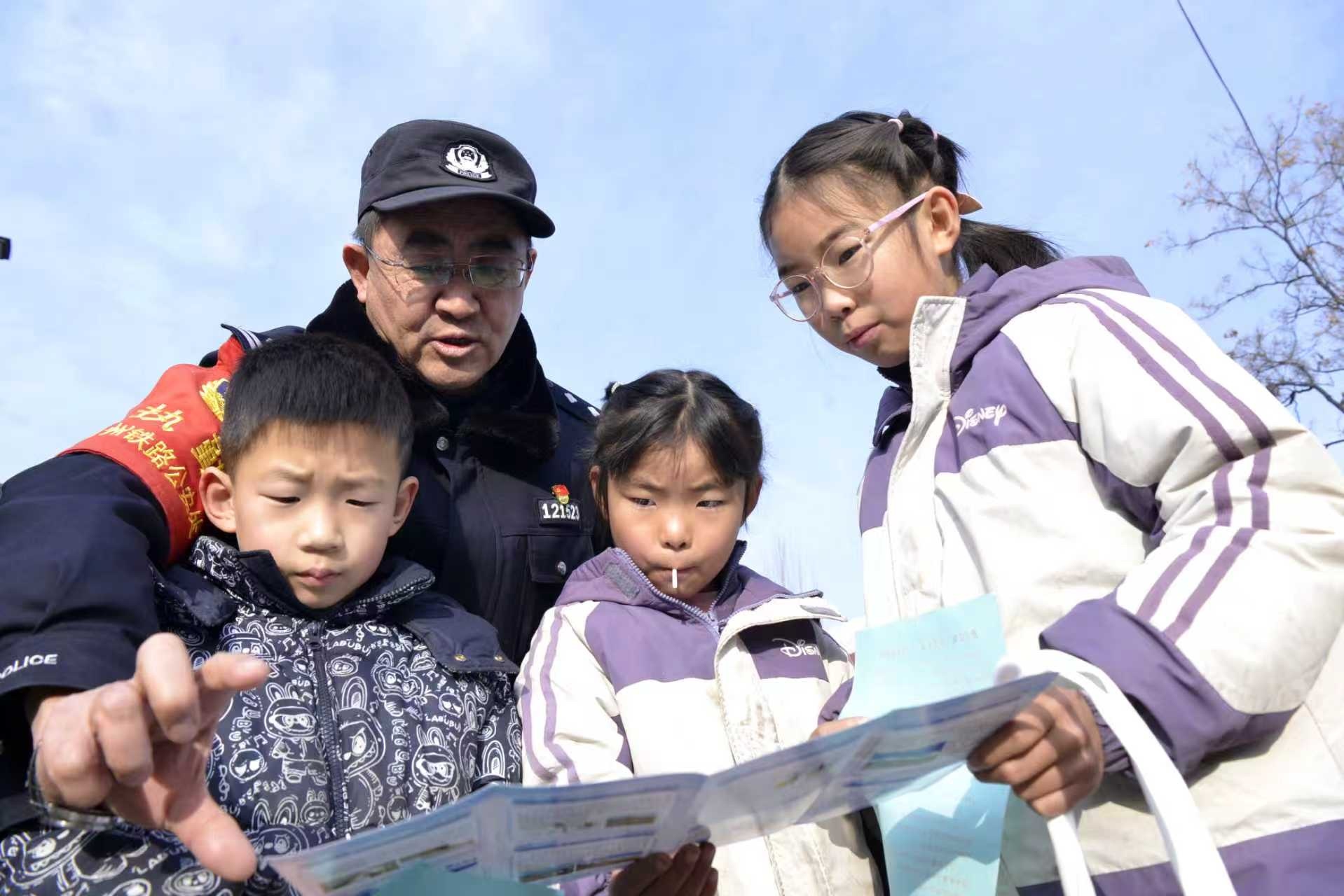 张成卓给孩子们讲护路安全知识