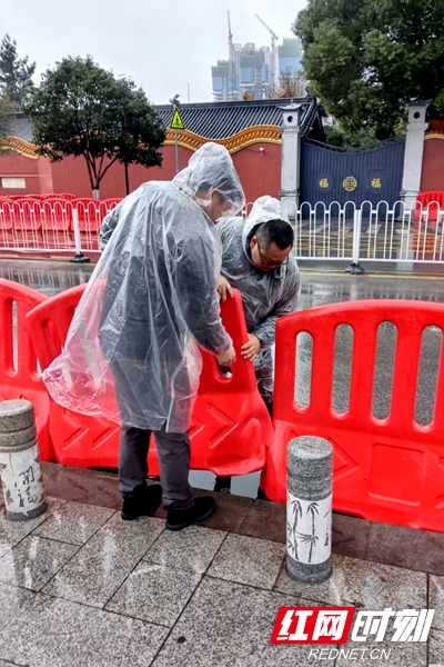 城管工作人员摆放安全水马，加强现场引导与秩序维护。