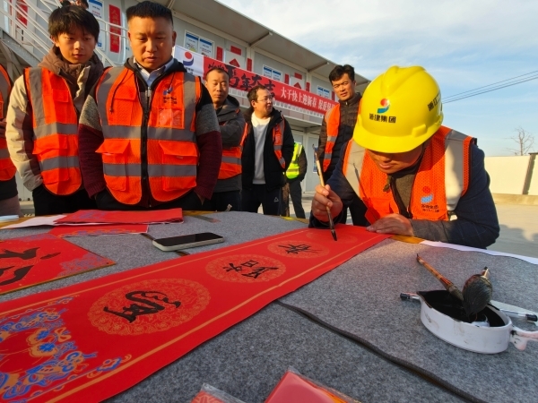 为了“千项万亿”，他们在工地抢“10%”