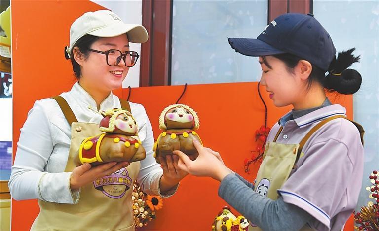 兰州市一家中式面点铺，以生肖马为题材的花馍造型生动，深受市民青睐。新甘肃&middot;甘肃日报记者　裴强