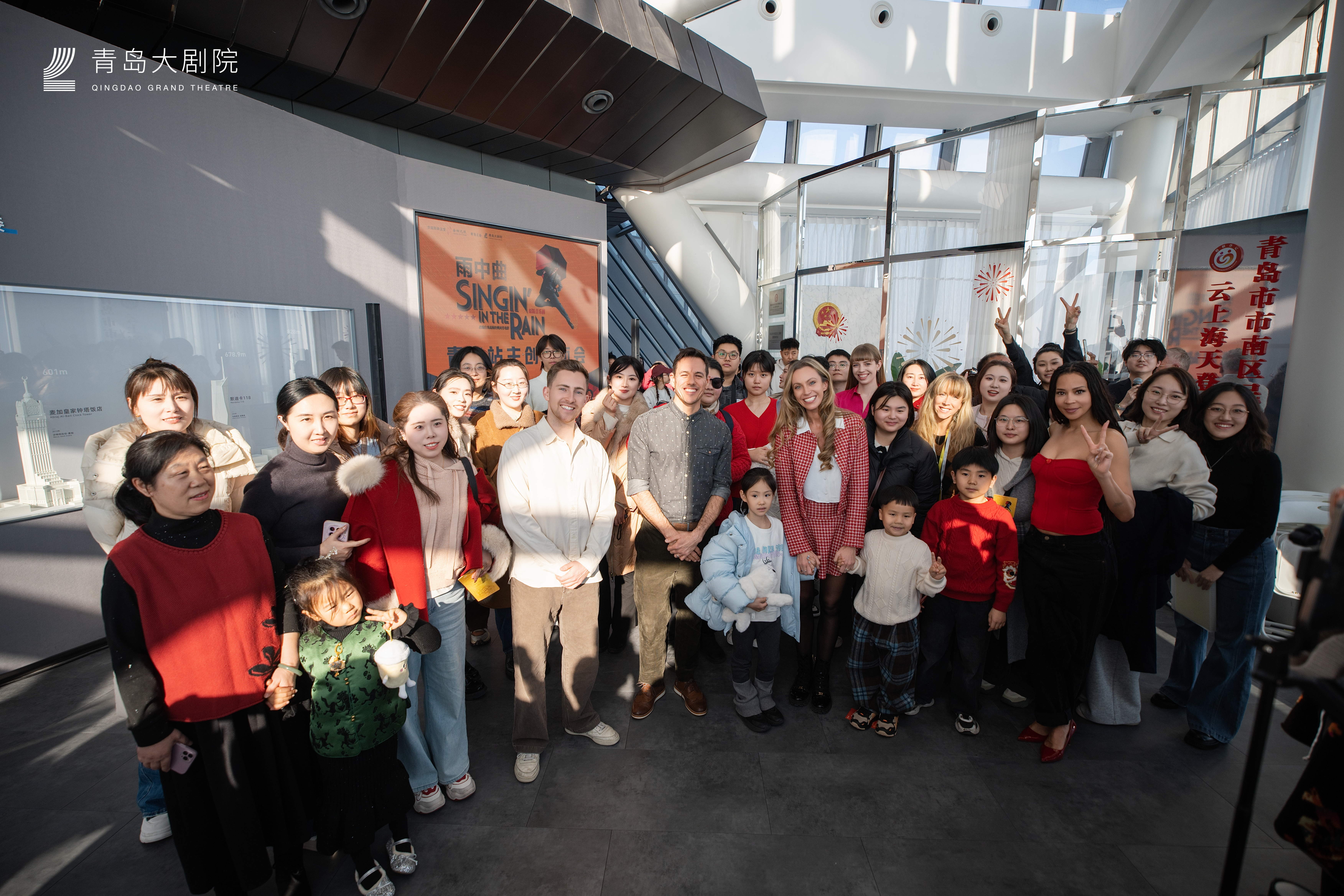 云端共舞“雨中曲”，伦敦西区原版经典唱响青岛最高点