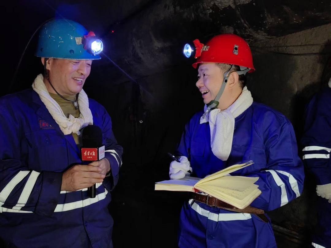 本报记者张小龙（右）在井下680米采访老虎台矿掘修区矿工郝立钢。