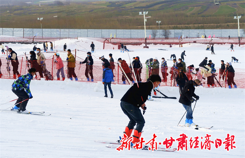 雪道上，滑雪爱好者脚踏雪板疾驰而下，尽享速度与激情。