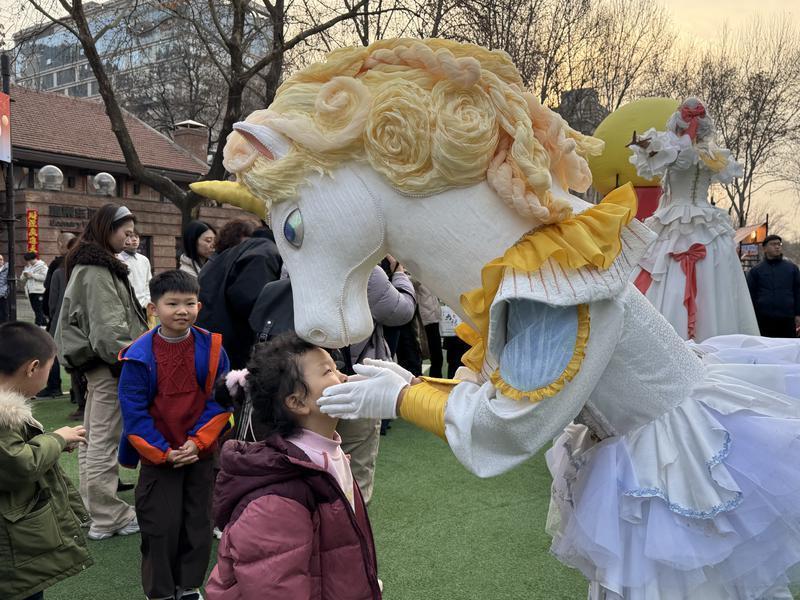 “童话奇旅・幻境巡游”演职人员与游客互动。
