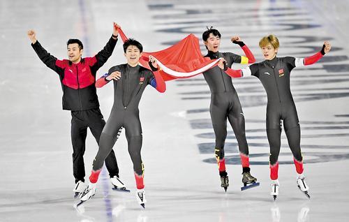 2月17日，中国队选手宁忠岩、李文淏、吴宇、刘瀚彬（从左至右）在赛后庆祝。新华社记者 武 巍摄