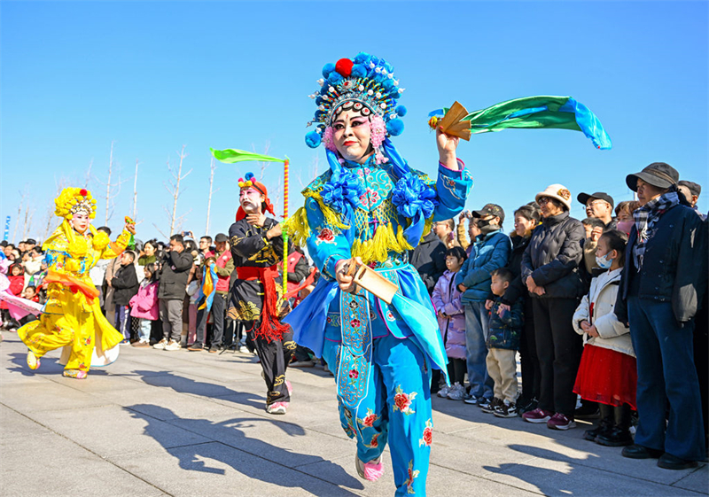 2月17日，民间艺人在沧州“非遗展演过大年”活动中表演。