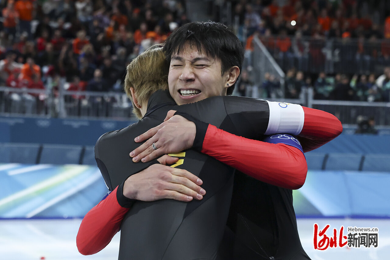 2月17日，李文淏（右）和队友在赛后拥抱。新华社记者 李 京摄